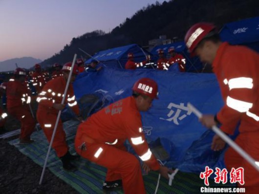 四川兴文震中安置点：连夜搭建帐篷 村民回忆惊险一幕