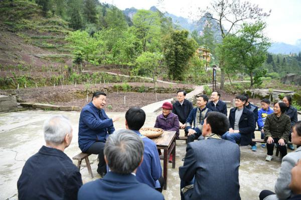 2019年4月15日下午，习近平在石柱土家族自治县中益乡华溪村同村民代表、基层干部、扶贫干部、乡村医生等围坐在一起，共话脱贫攻坚。