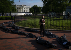 抗议者在白宫外放装尸袋